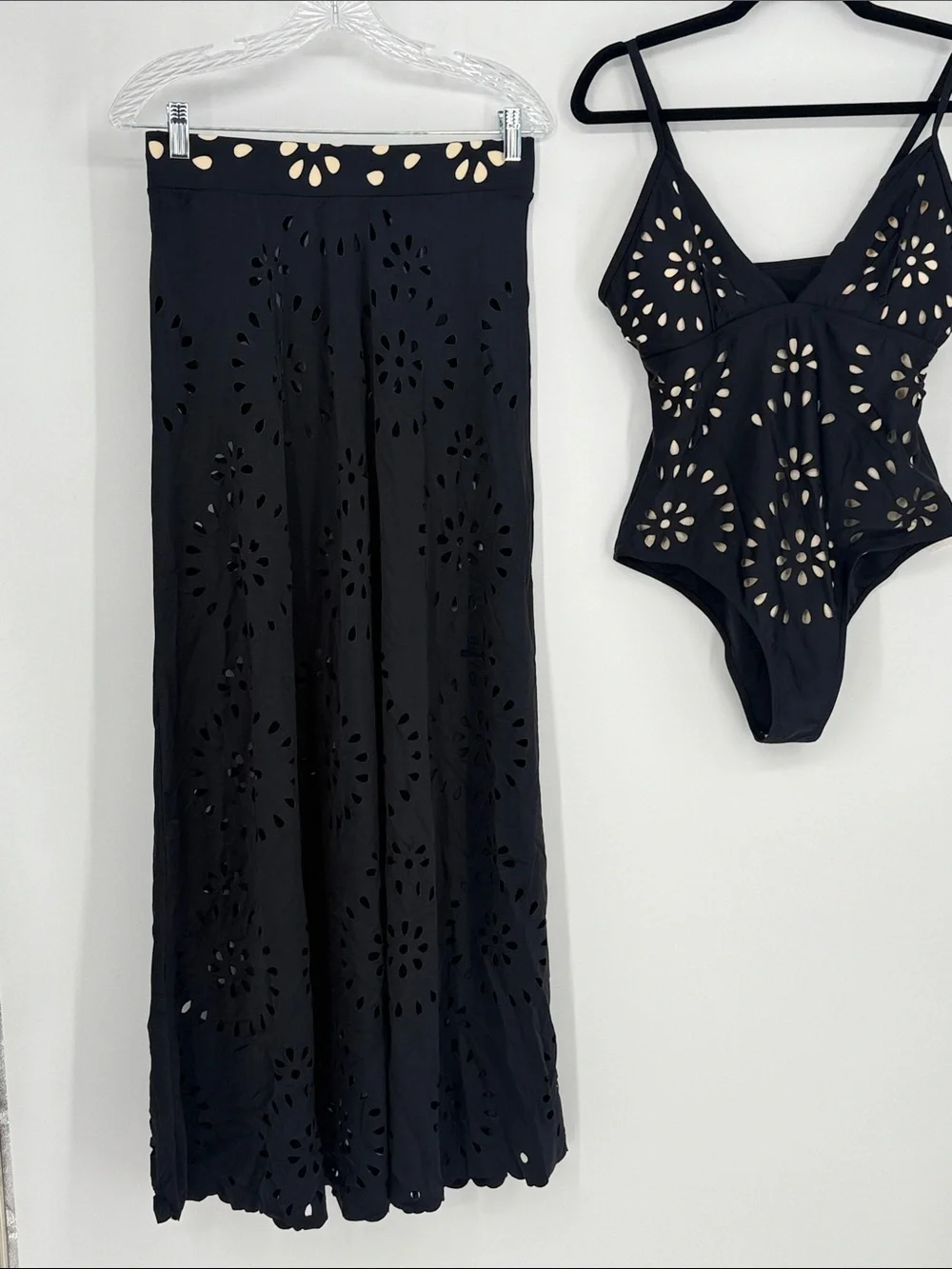Women's One-Piece Swimsuit with Hollow Petal V-Neck and Skirt L new